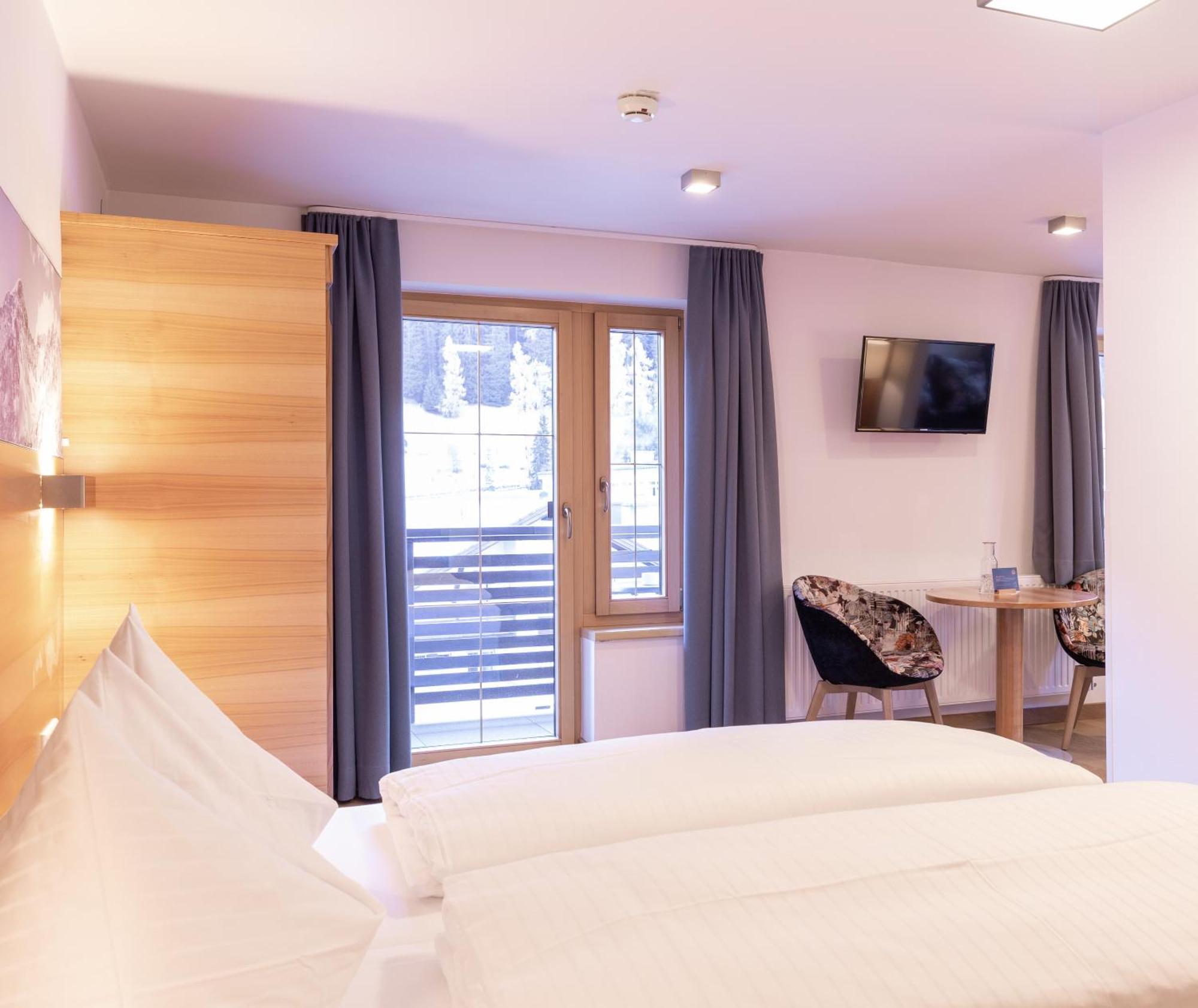 Quality Hosts Arlberg - Hotel Goldenes Kreuz B&B Sankt Anton am Arlberg Exterior photo