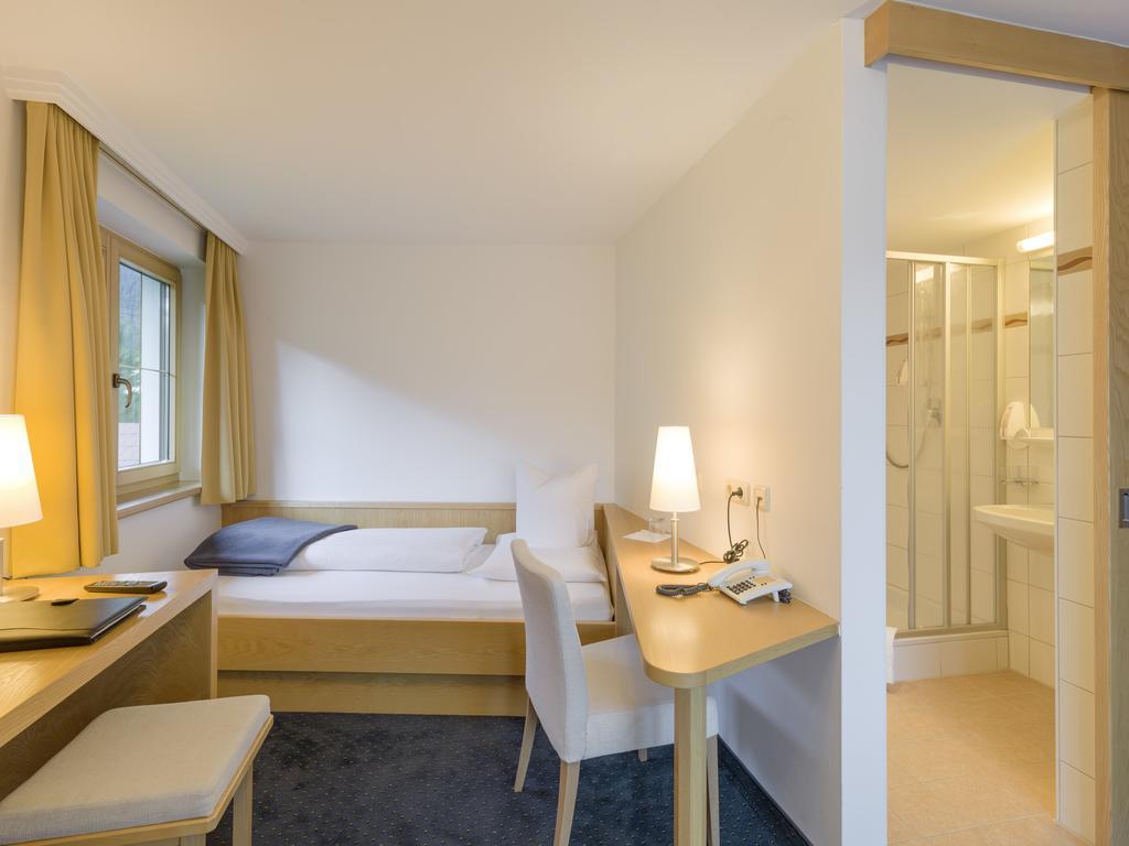 Quality Hosts Arlberg - Hotel Goldenes Kreuz B&B Sankt Anton am Arlberg Room photo