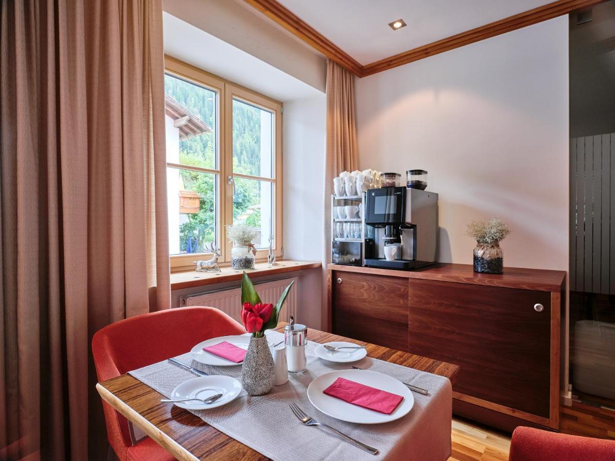 Quality Hosts Arlberg - Hotel Goldenes Kreuz B&B Sankt Anton am Arlberg Exterior photo